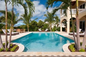 Oversized 20 by 40 swimming pool overlooking the ocean