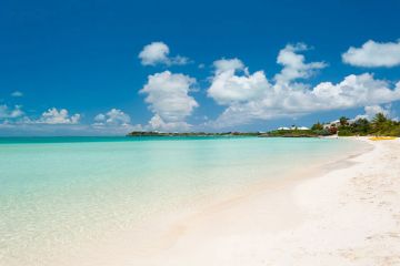 White sandy beach in shallow Sapodilla Bay