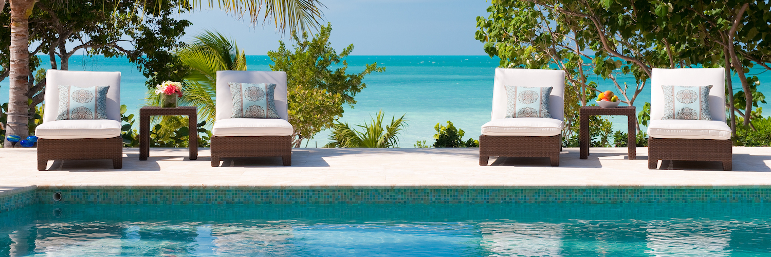 Pool with view of the white sandy beach at Villa Mirabelle